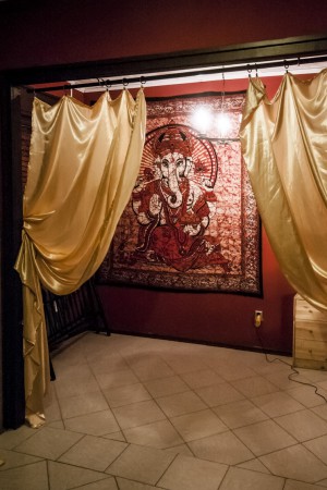 A műterem egy díszlete: függöny